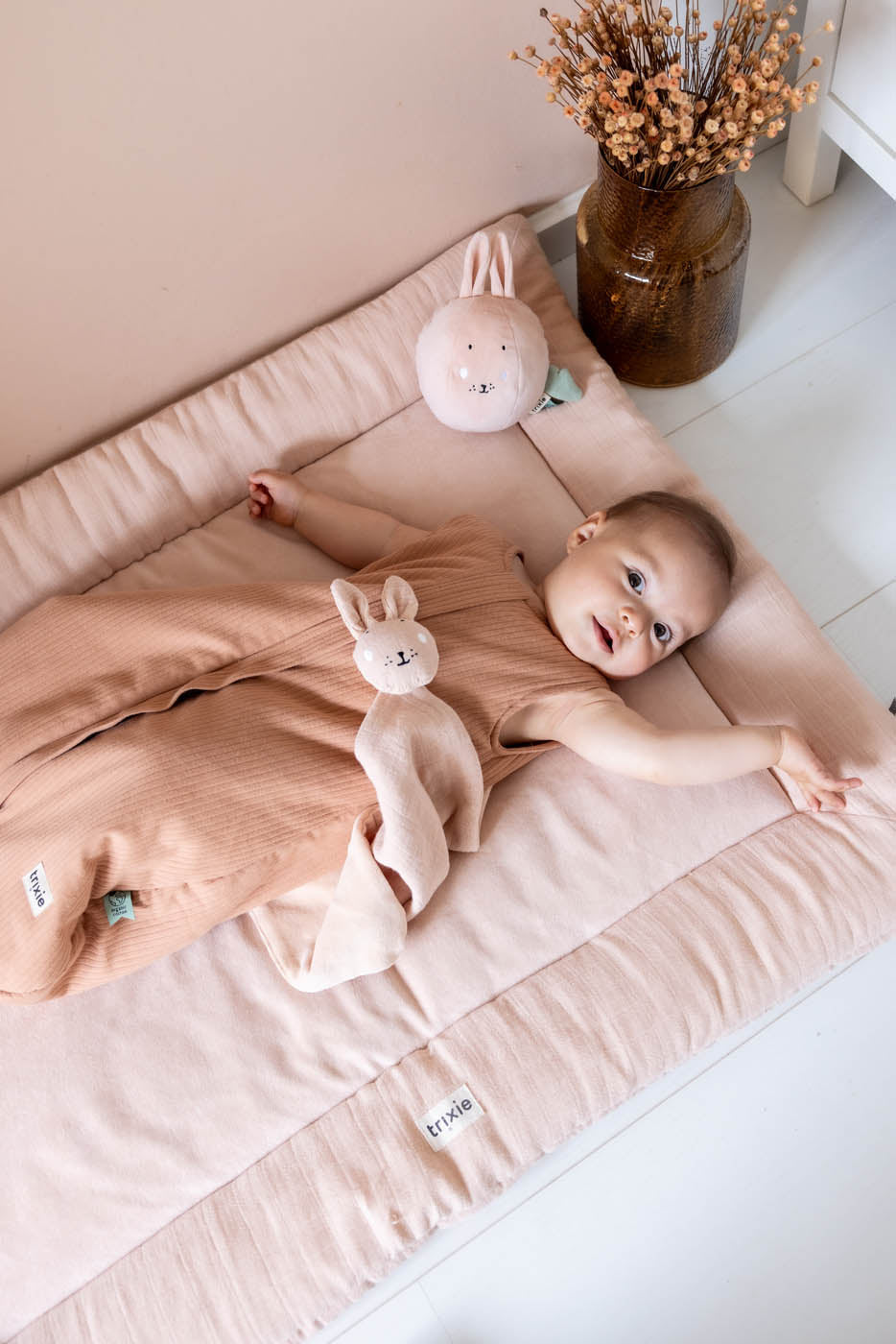 Balle sensorielle lapin rose poudré avec grelot pour bébés