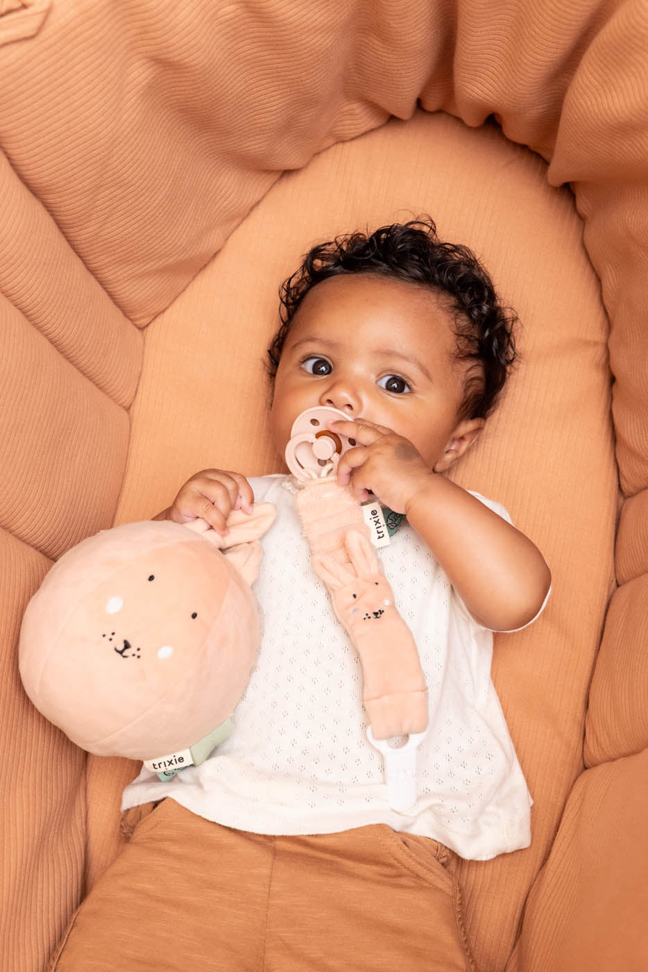 Balle sensorielle lapin rose poudré avec grelot pour bébés