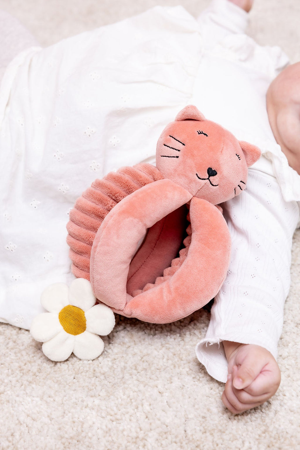Palla da afferrare morbida in peluche rosa a forma di gatto con texture sensoriale rumorante