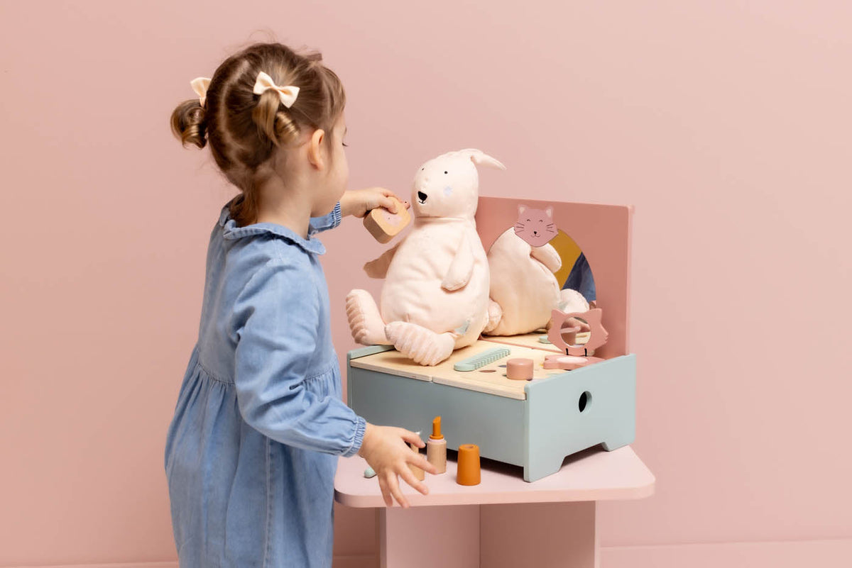 Peluche lapin en coton biologique rose poudré doux aux longues oreilles