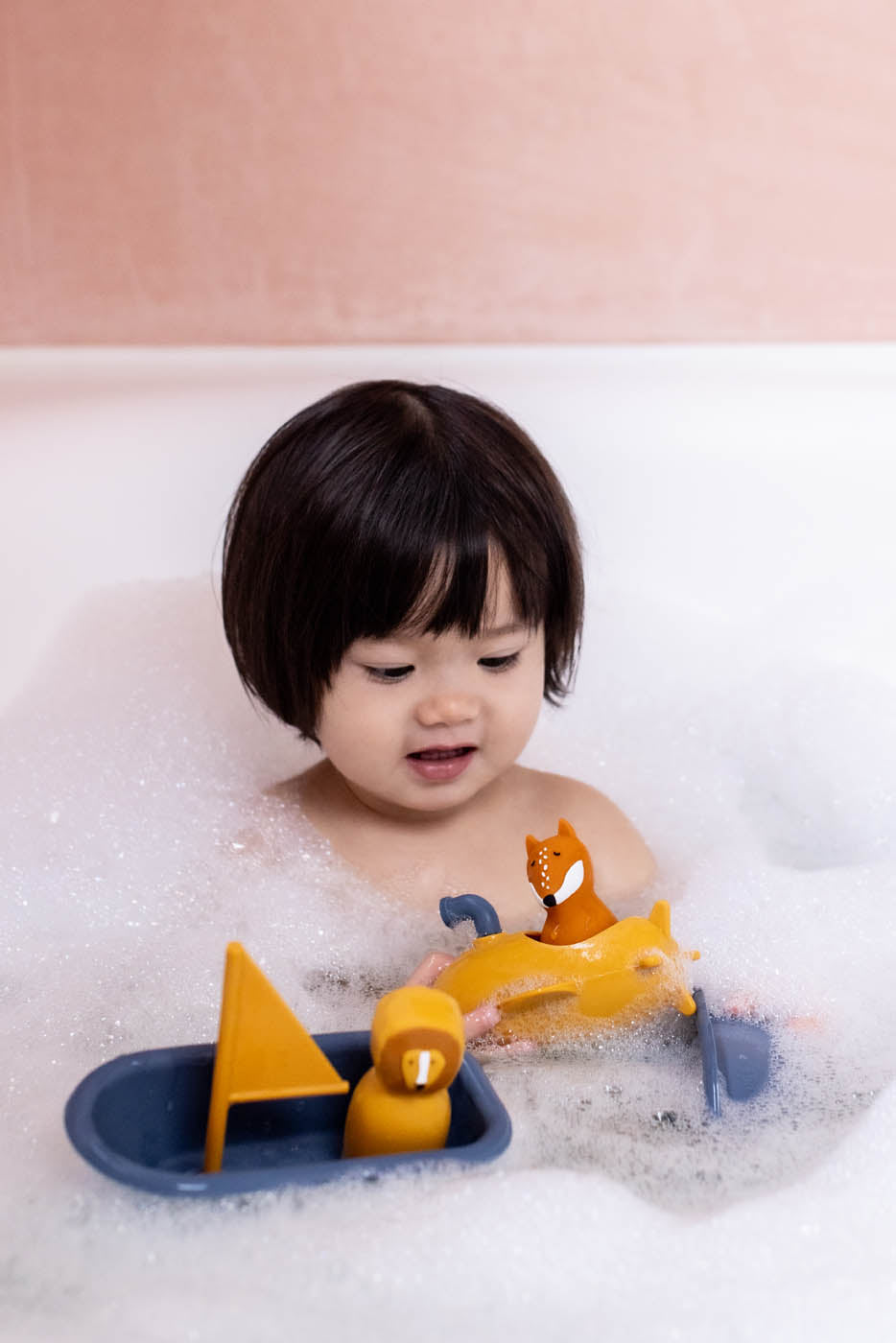 Jouet de bain sous-marin en silicone jaune au design doux, arrondi et ludique