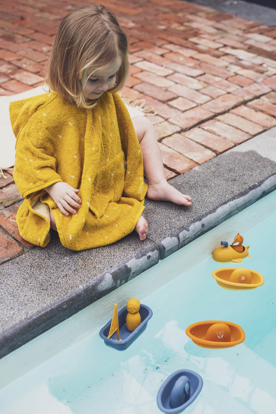Jouet de bain sous-marin en silicone jaune au design doux, arrondi et ludique