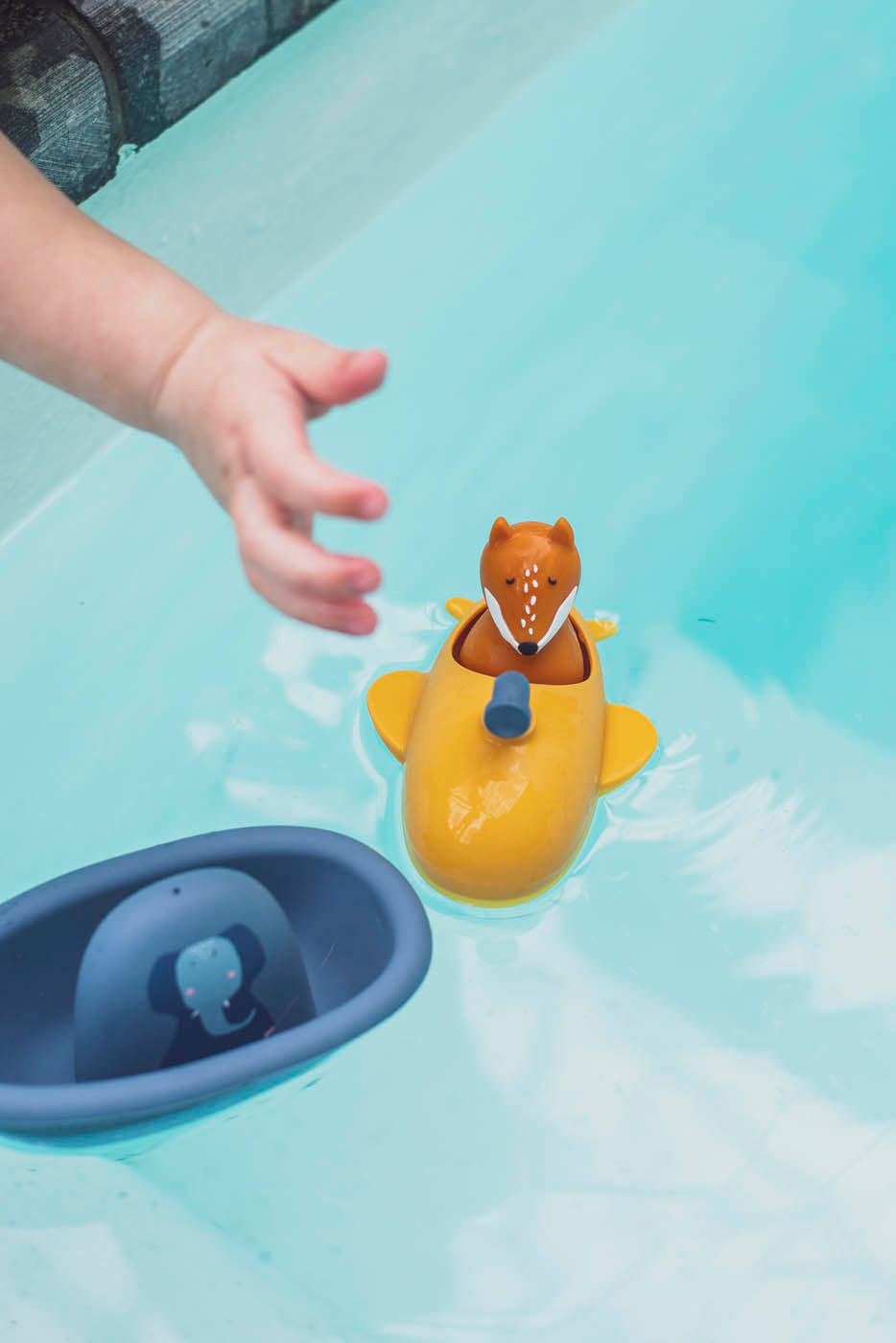 Jouet de bain sous-marin en silicone jaune au design doux, arrondi et ludique