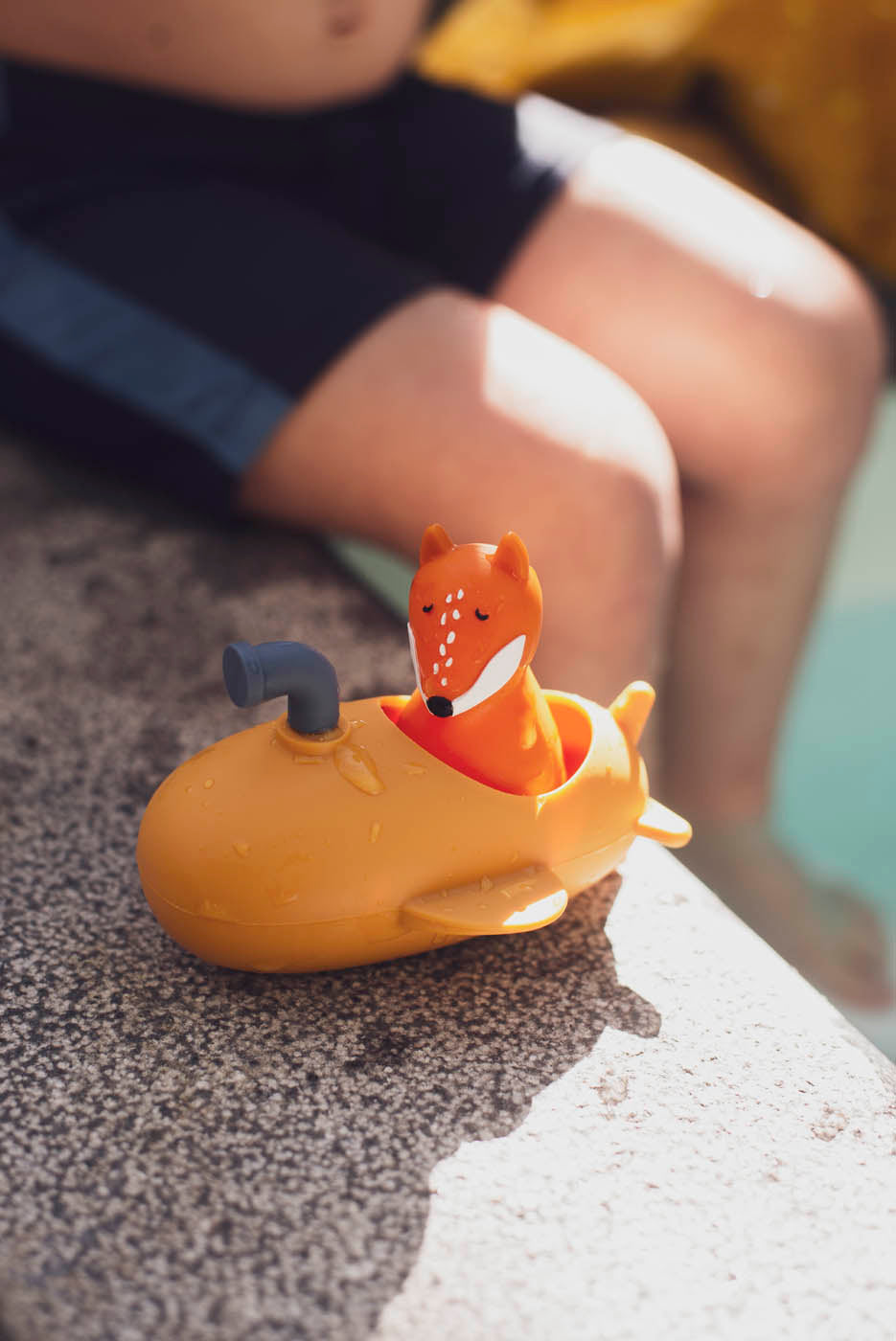 Jouet de bain sous-marin en silicone jaune au design doux, arrondi et ludique