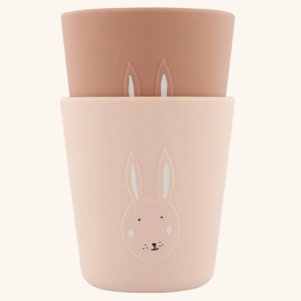 Copos de beber em silicone com estampado de coelhinho rosa-claro para mãos pequenas
