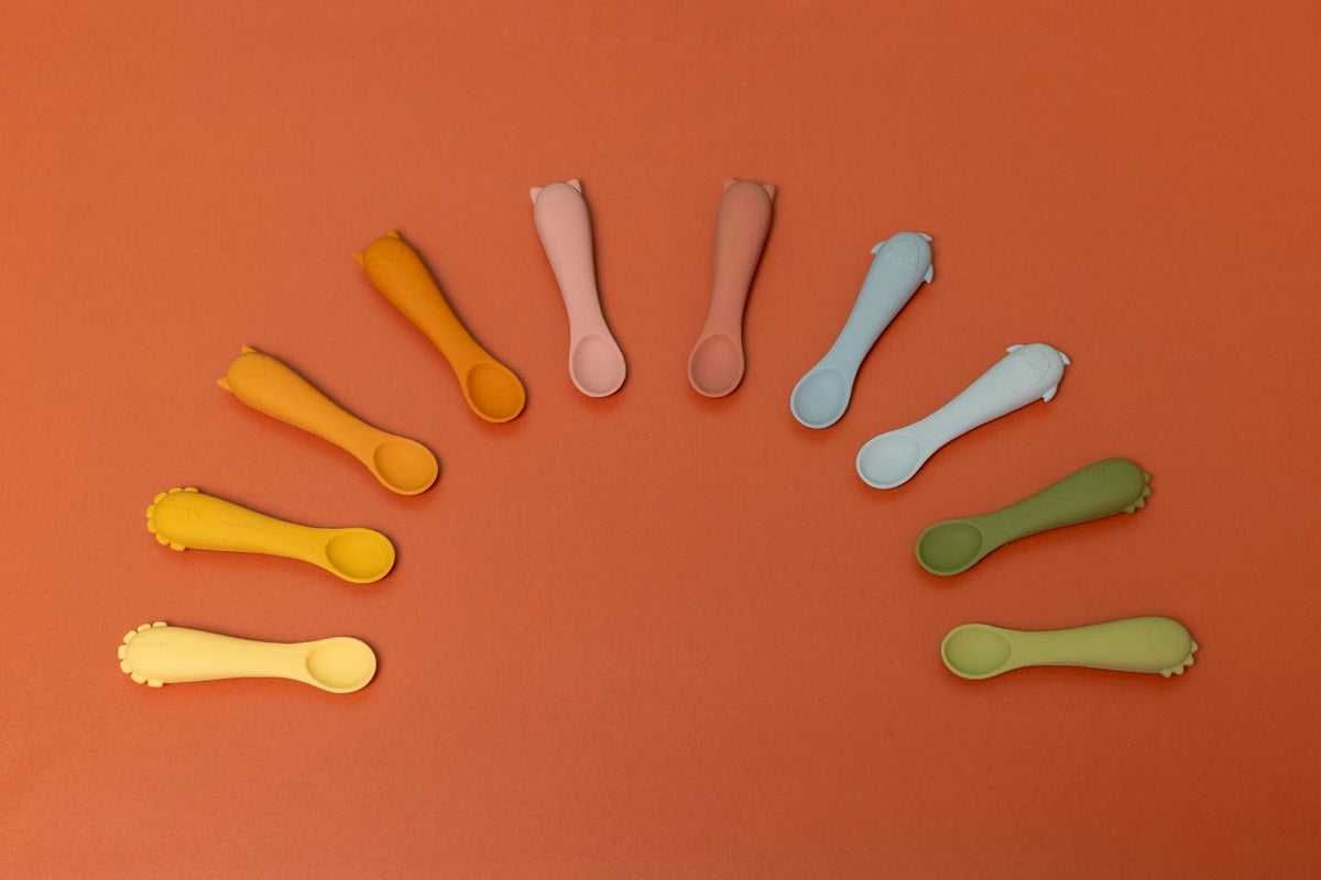 Cuillère de bébé à manche en silicone souple pour chat avec prise en main facile
