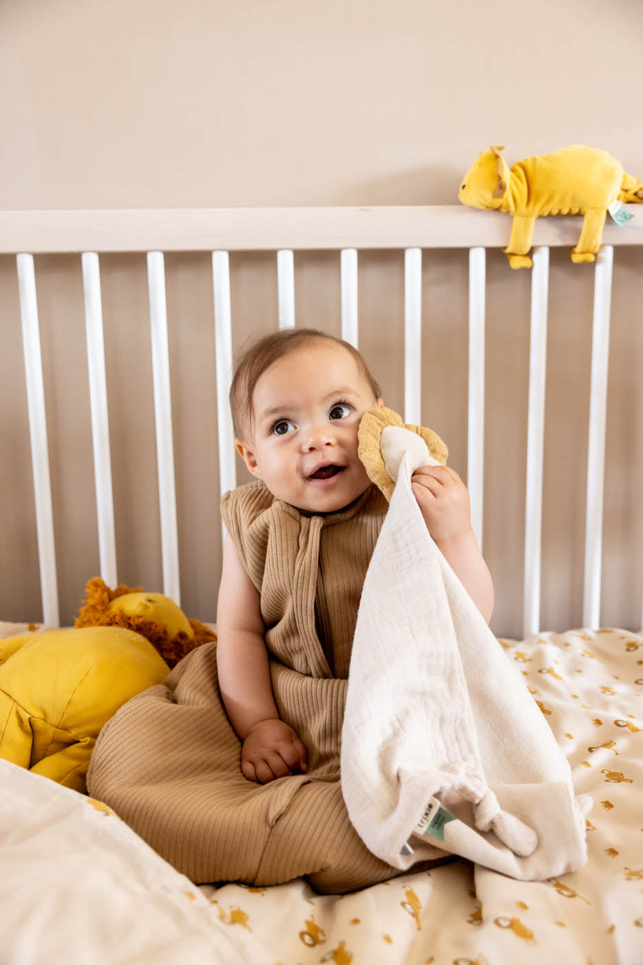 Cremefarbener Baumwoll-Bettbezug mit gelbem Löwenmotiv für Babybetten