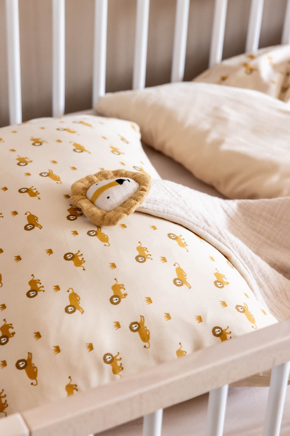 Cremefarbener Baumwoll-Bettbezug mit gelbem Löwenmotiv für Babybetten