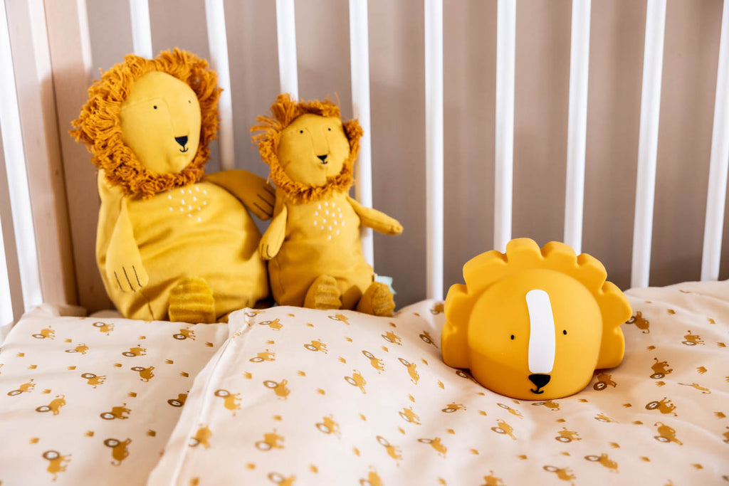 Cremefarbener Baumwoll-Bettbezug mit gelbem Löwenmotiv für Babybetten