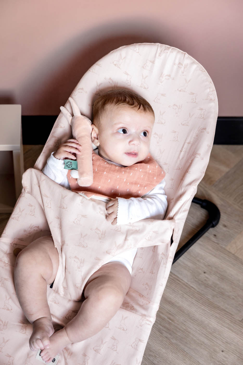 Weicher Baby-Nestchen-Bezug aus Baumwolle mit zartrosa Hasenmotiv